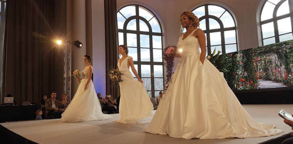Présentation de robes de mariées au Salon du Mariage et de la Réception de Pau